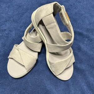 Dr Scholl’s Scheena Wedge women’s sandal, light grey  Size 9 new without box $38
